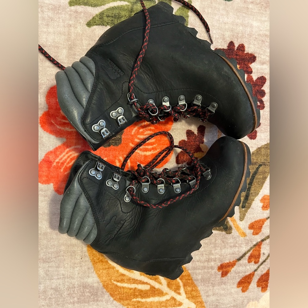 Like NEW Sorel Women's Black Boots